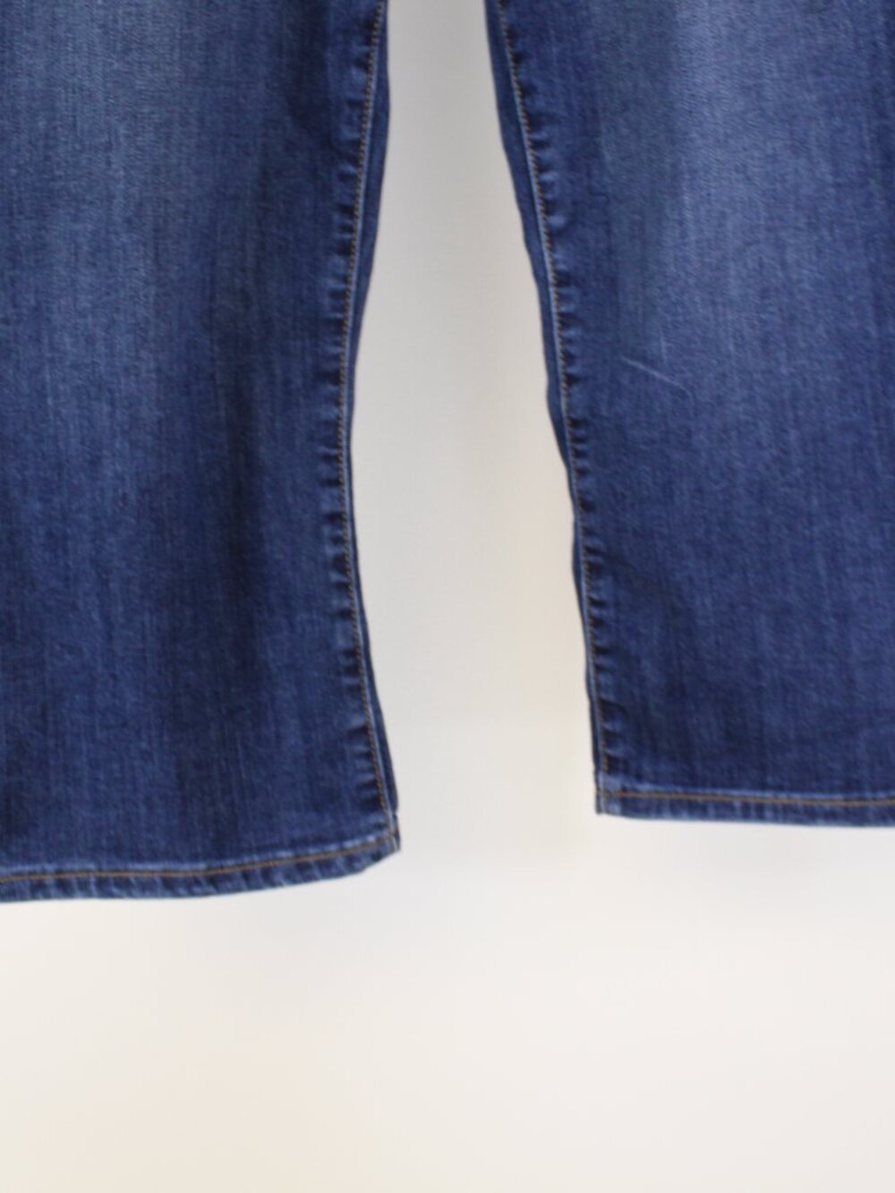 St Johns Bay Capri Jeans Size 12 Mid Rise Stretch Denim Blue Cropped - Picture 3 of 8